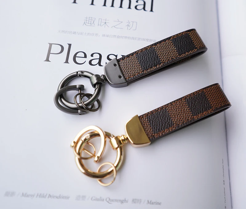 

21 Luxury Brand Designer High Quality Keychain Letter Leather Bag Charm Classic Car Keyring Friend Best Gift Accessories