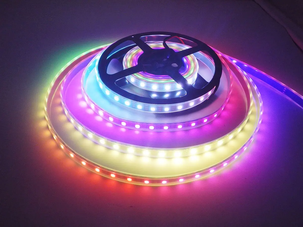 DC5V WS2812B 30/60/144 светодиодов/м Smartled pixel RGB индивидуально адресуемые светодиодные полосы света черный/белый PCB IC WS2812 пикселей полосы