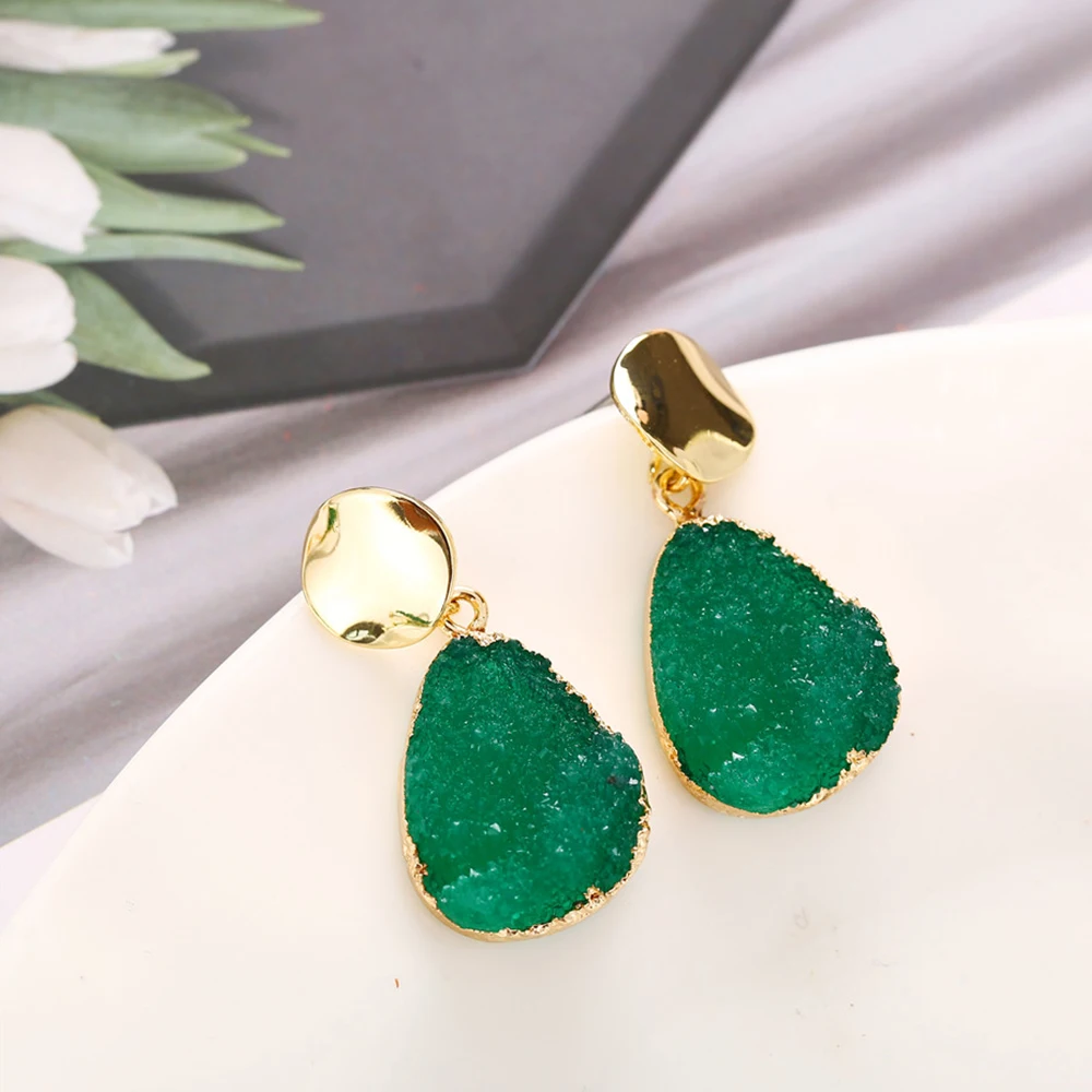 17 км Boho каучук зеленого цвета камень люстра серьги гвоздики для женщин Новая мода золотые металлические блестки пирсинг серьги листья текстурные украшения