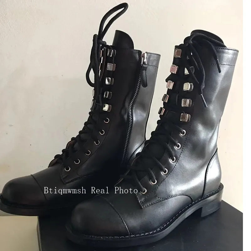 Г., новые дизайнерские мотоциклетные ботинки женские ботинки с круглым носком, заклепками, перекрестными ремешками, на низком каблуке женские ботильоны из черной коровьей кожи