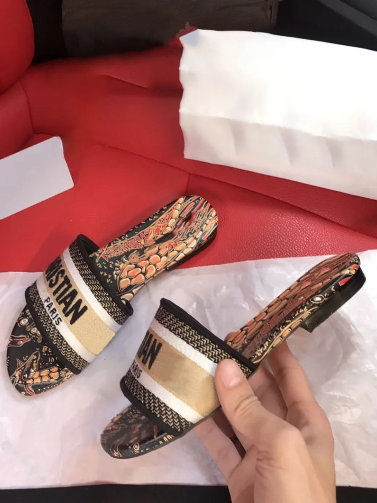 

Ladies Summer Luxury Slippers 2021 Designer Brand Beach Outdoor Sandals Ladies Open Toe Flat Black Slippers
