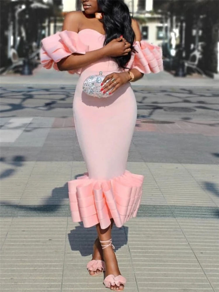 Женское облегающее платье футляр средней длины с открытыми плечами