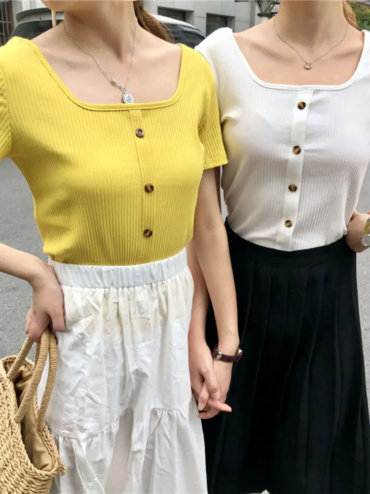 Женская трикотажная футболка HELIAR однотонная хлопковая с коротким рукавом и