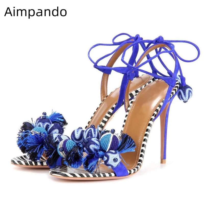 Классические сандалии-гладиаторы с бахромой и помпонами; женская обувь на шпильке с ремешком вокруг щиколотки; Разноцветные летние женские туфли для подиума