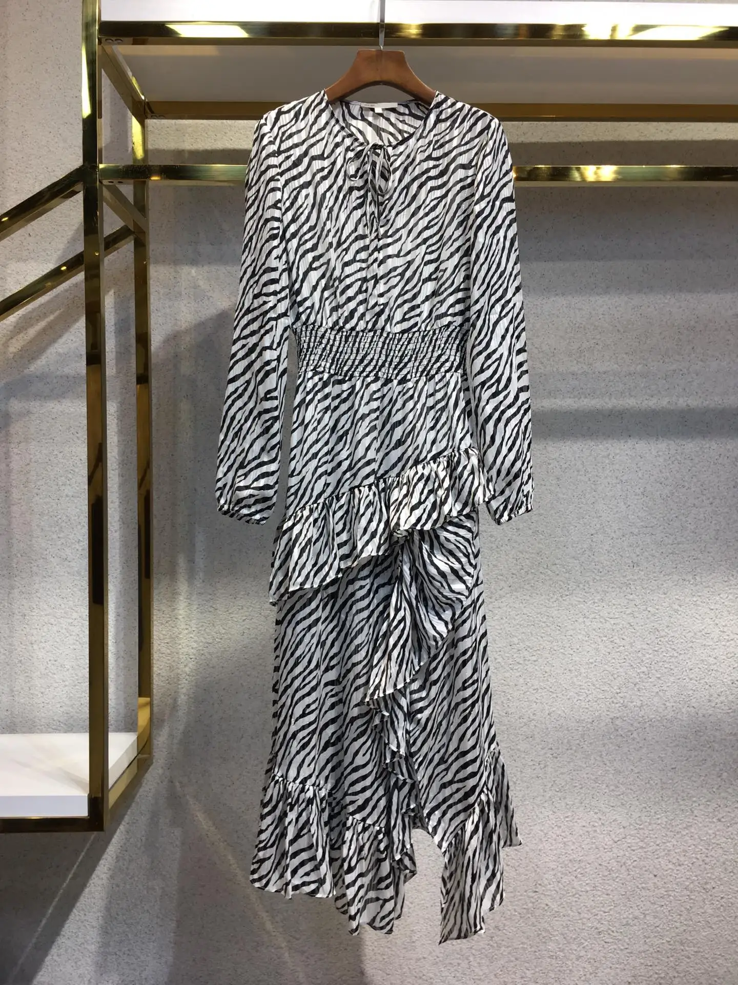

2021 spring and summer series elegant French style zebra print dress V-neck lace slits