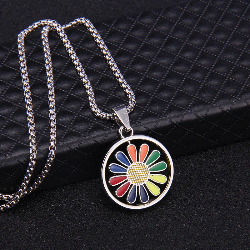 

2021 Trend New Color Daisy Rainbow Pendant Necklace Women Men's Fashion Punk Hip Hop Jewelry Party Personality Decoration Gift