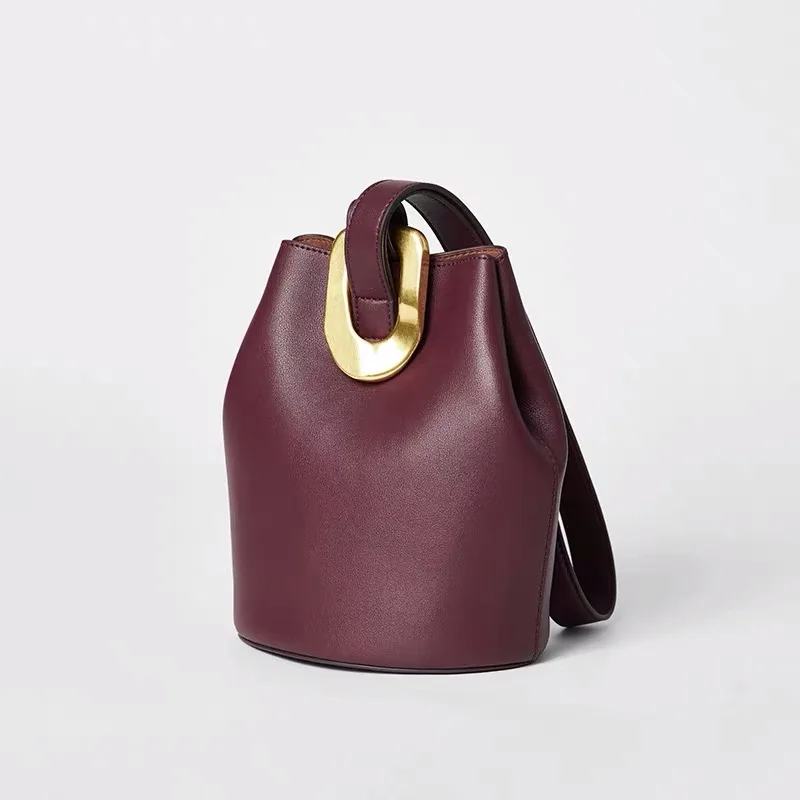 Сумка-мешок из натуральной кожи с ремешком на застежке | Багаж и сумки