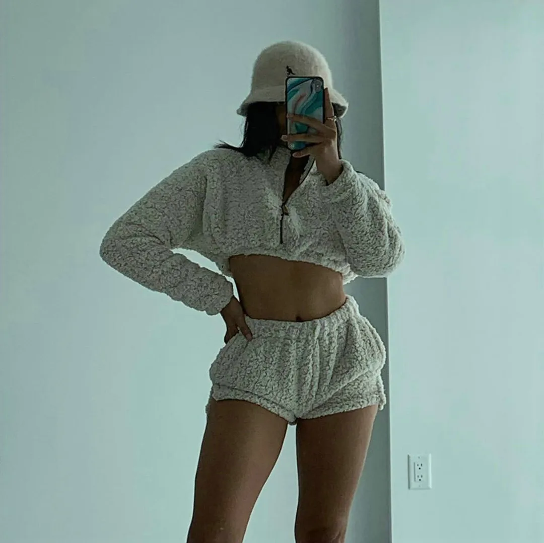 

NEW 2020 Women Sexy Clothing Set Long Sleeve Solid Color Turtleneck Front Zipper Plush Crop Top+Shorts Lady Warm Homewear Outfit