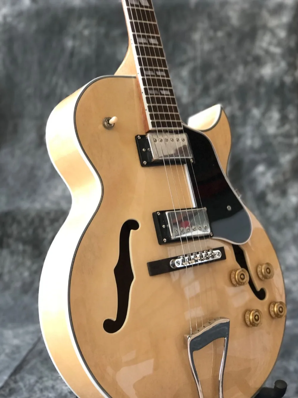 Пользовательская F электрическая гитара jazz с полым корпусом, черная накладка на 6 отверстий jazz gitaar, система vibrato. Реальные фотографии