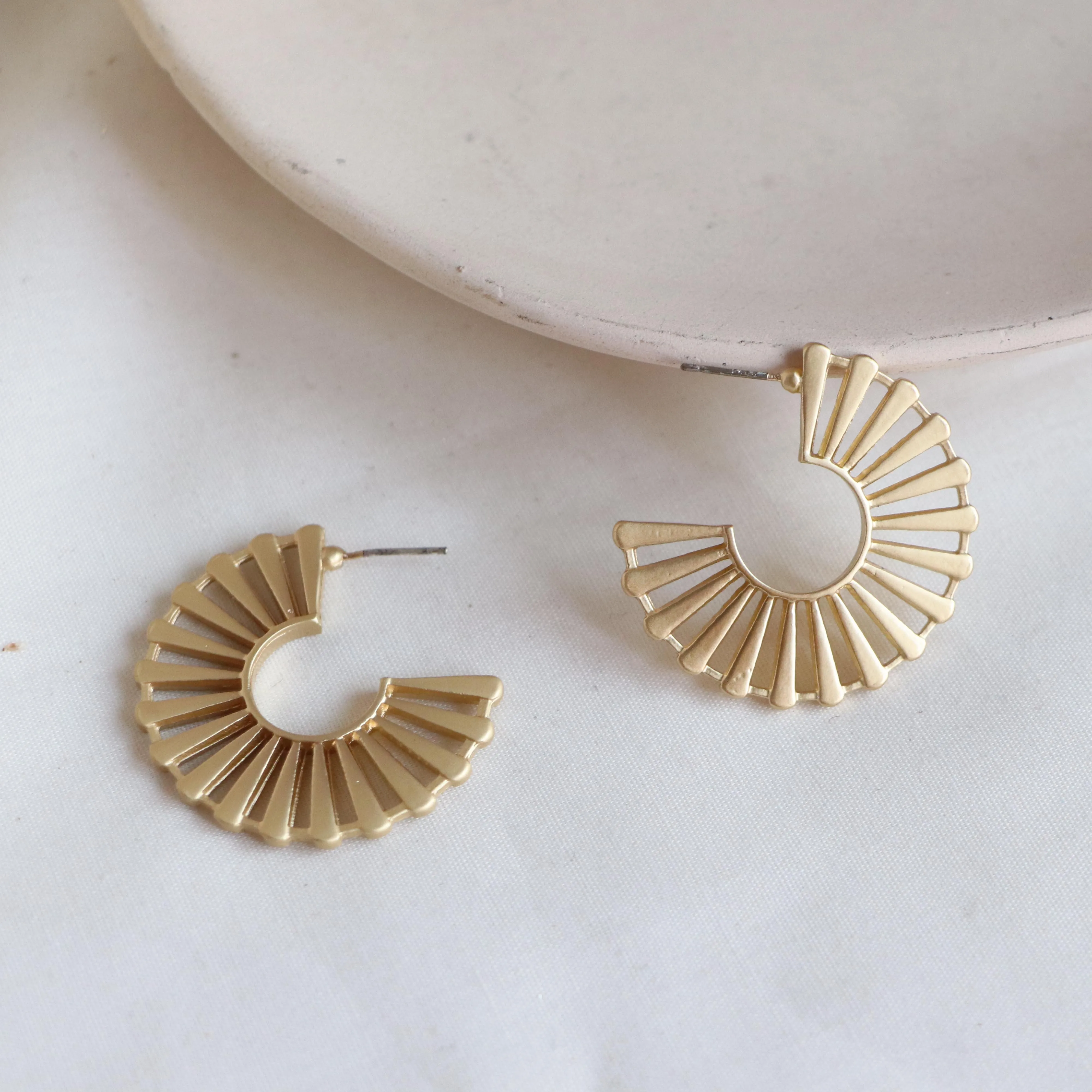 Корейские винтажные металлические матовые серьги золотого цвета