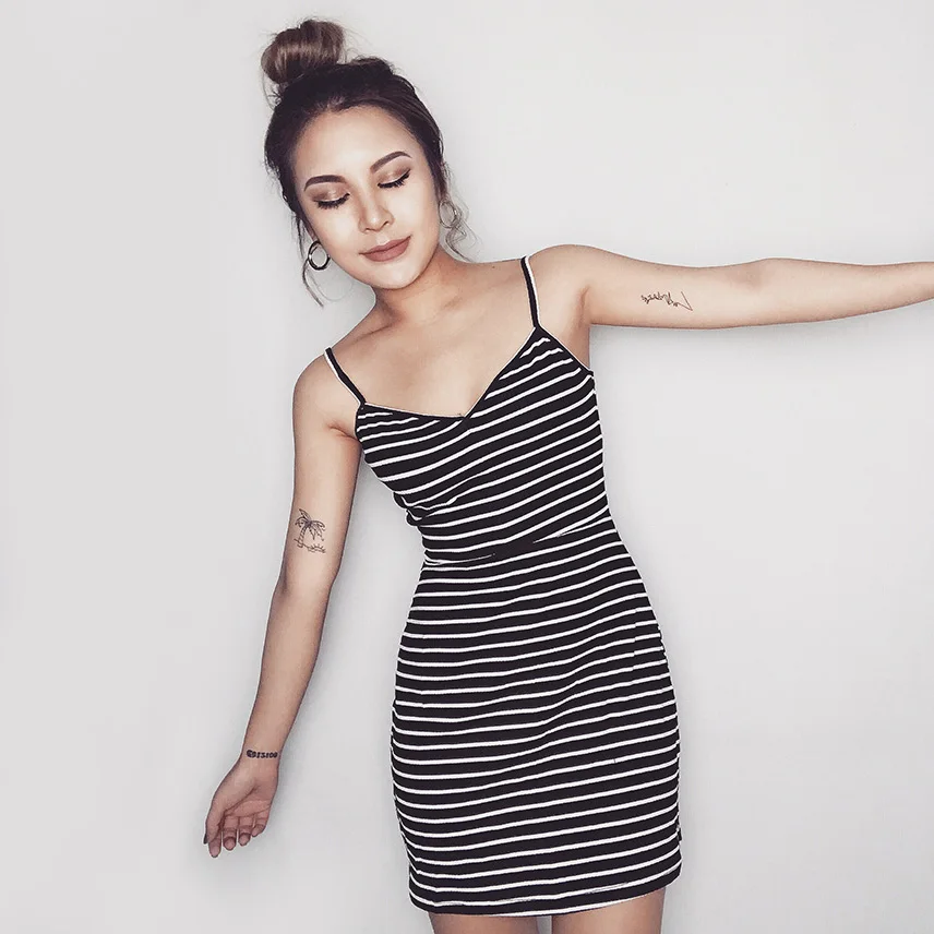 Летнее облегающее платье без рукавов с V образным вырезом и открытой спиной