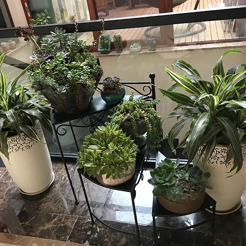 Садовая Европейская стойка для цветов трехслойная Штабелируемая треугольная