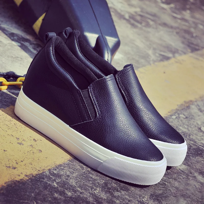 Кроссовки женские на танкетке повседневные теннисные туфли белые золотистые