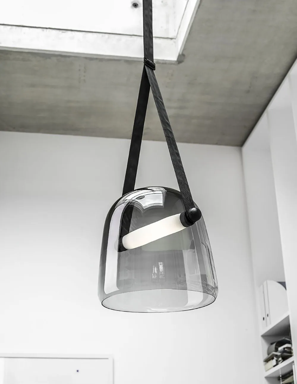 Дешево Современные стеклянные подвесные светильники для гостиной, прикроватное искусство, кожаное дизайнерское освещение, светодиодные подвесны...