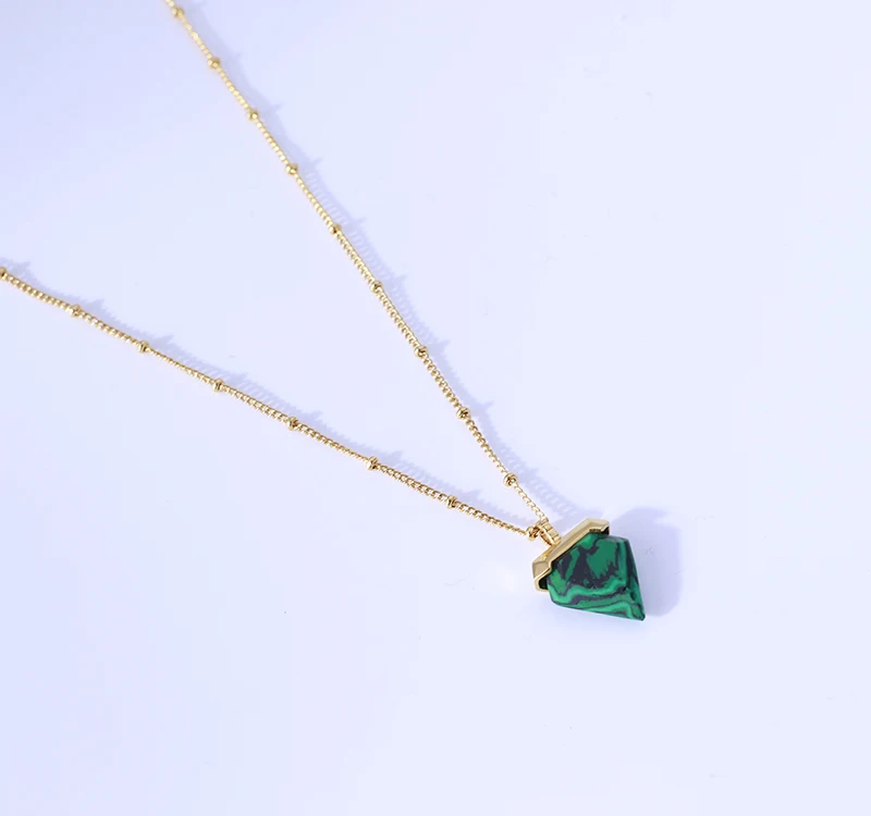 

Простой треугольник зеленый камень прохладный ветер тренд ожерелье
