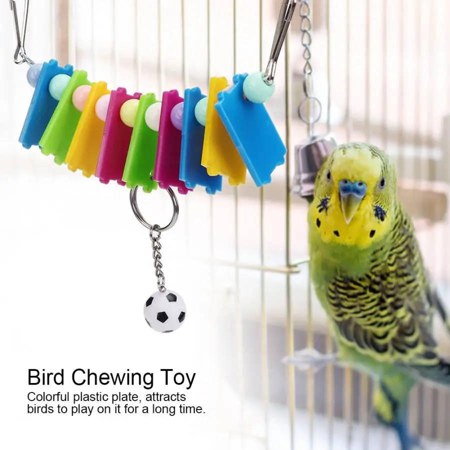 Жевательная игрушка для птиц красочные пластиковые с футбольной клеткой