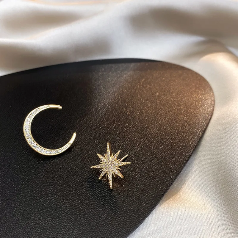Женские асимметричные серьги гвоздики изысканные с фианитом в форме звезды Луны