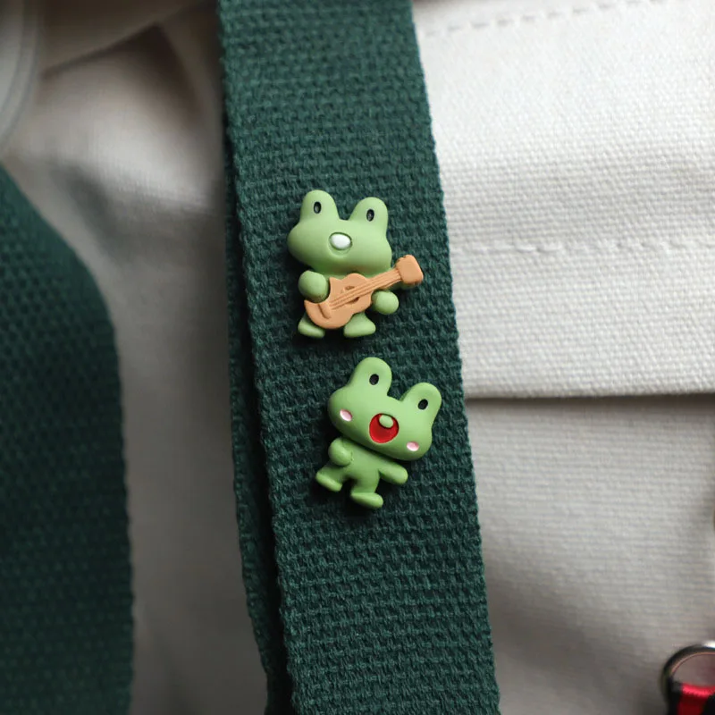 

Frog Pins Plastic Clay Singing and Playing Guitar Brooch Screaming Froggy Lapel Pin Badges Fashion Trend Frog Jewelry