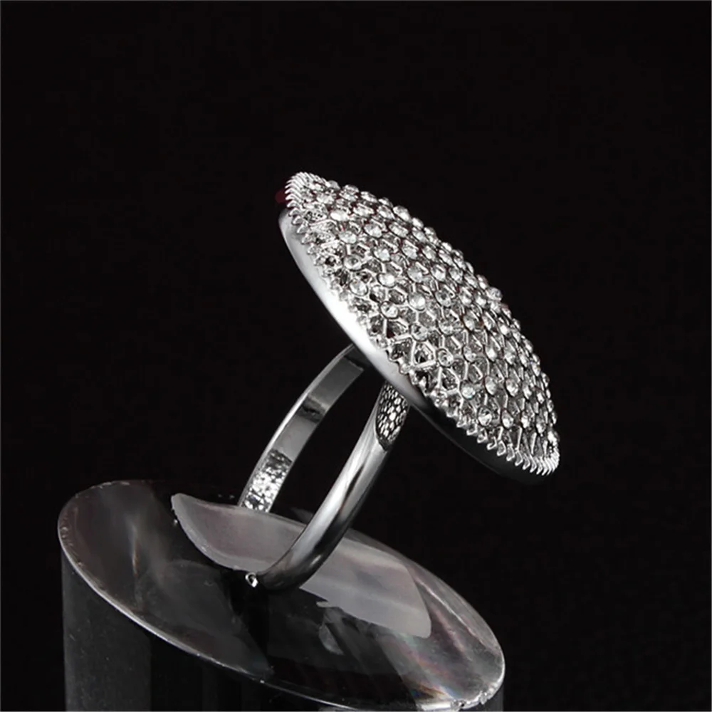 Кольцо золотистого и белого цвета со стразами кольца на палец свадебные