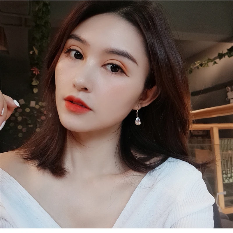 

Hollow earrings 2021 Korean fashion jewelry high-end water drop zircon earrings elegant design metal ladies gifts