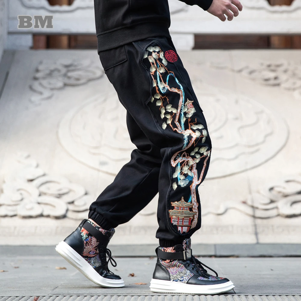 

Chinese Style Pine Tree Ancient Pavilion Embroidery Casual Pants Retro Loose Plus Size Joggers Men Clothing Harajuku Trousers