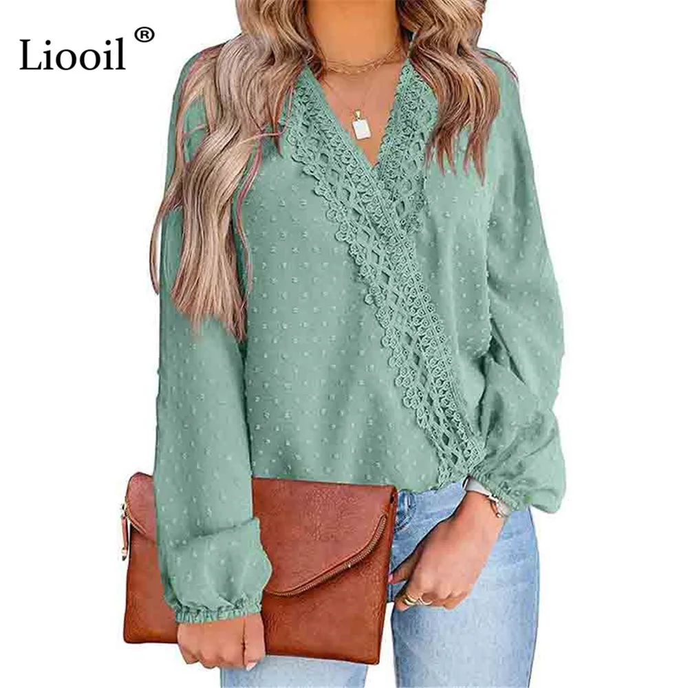 

Женские шифоновые кружевные жаккардовые топы и блузки, уличная одежда с длинным рукавом и V-образным вырезом, черные и белые Лоскутные Топы, ...