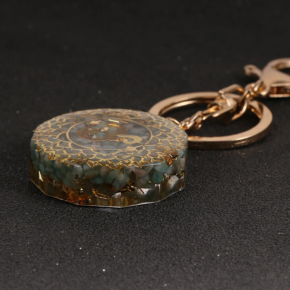 Брелок для ключей из натурального каменная крошка тигровый глаз аметисты