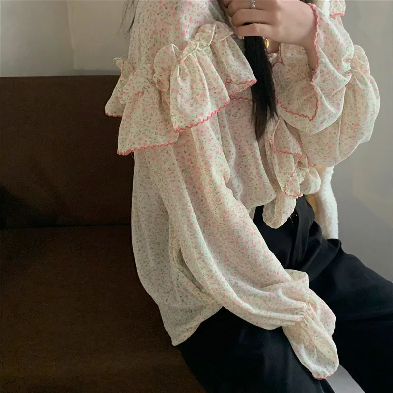 

Fall 2021 Women Print Flare Sleeve V-neck Loose Shirts Ruffles Chiffon Shirts Fashion Brand Blouses Sweet Style Korean Tops