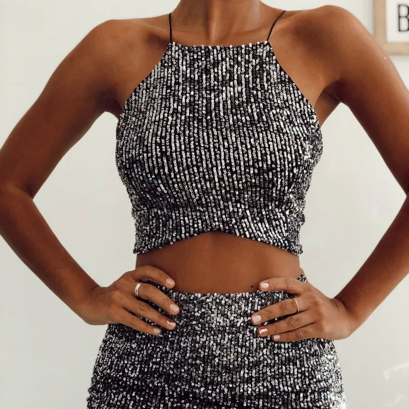 Женский короткий топ с открытыми плечами расшитый бисером бретелькой через