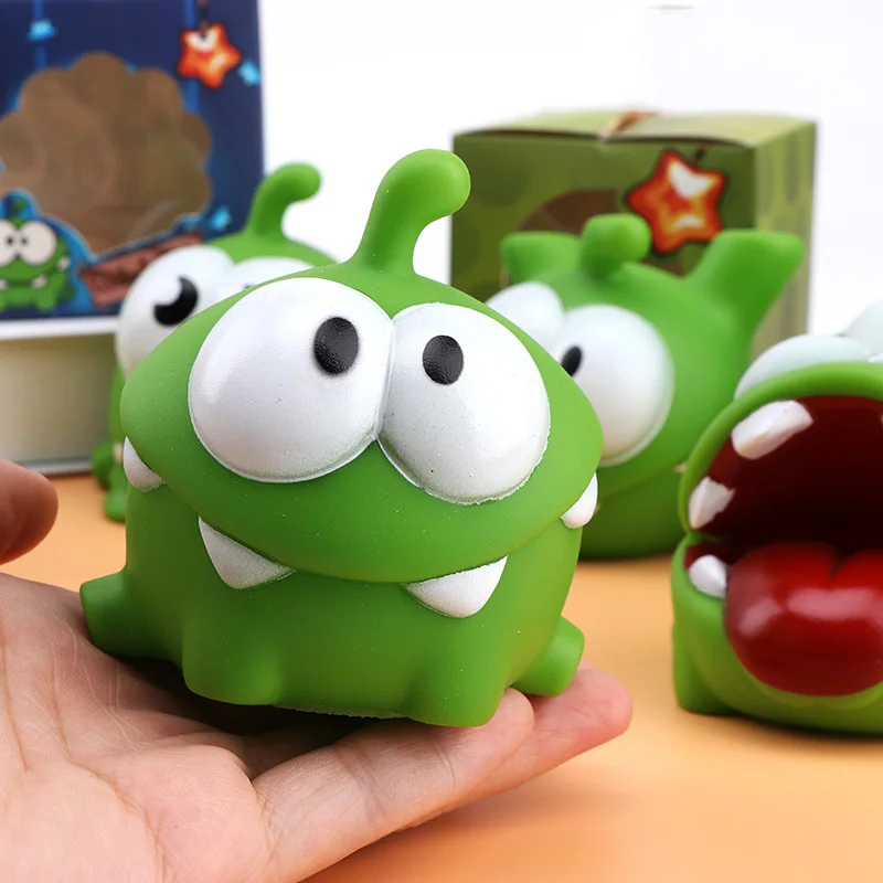 Зеленая лягушка с большим глазом OM NOM конфеты Гуляющие монстры малышом BB шумовая