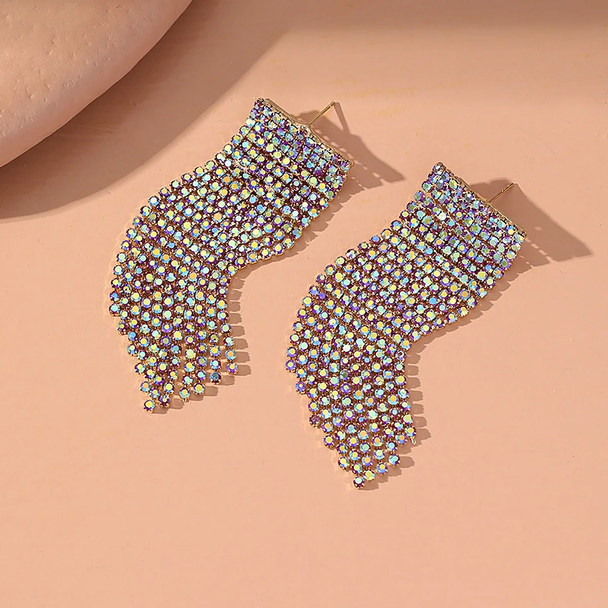 Новое поступление серьги-гвоздики со сверкающими бриллиантами с кисточками