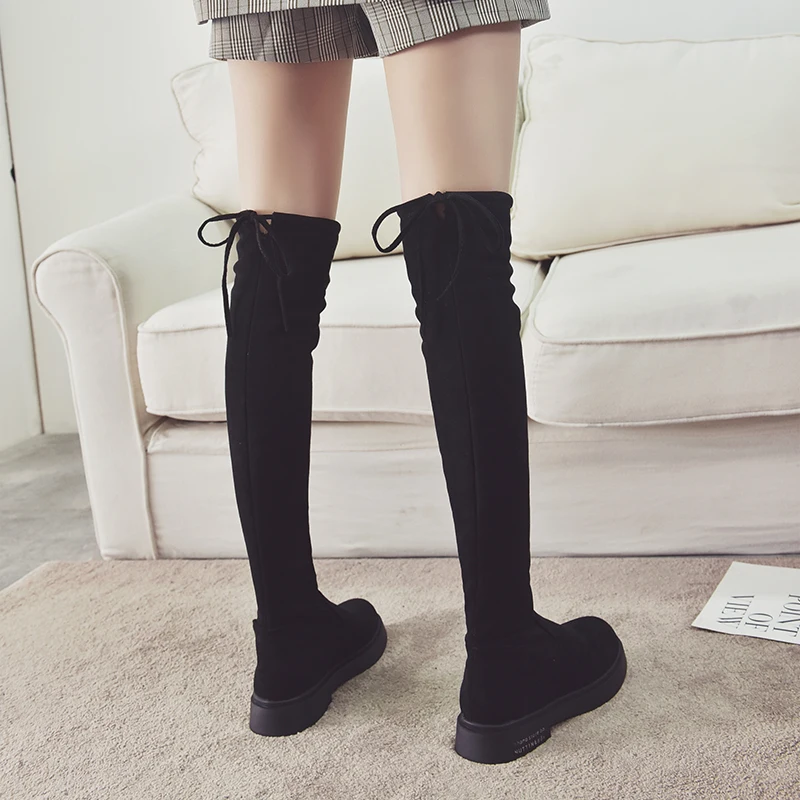 Узкие эластичные сапоги пикантные женские замшевые выше колена на плоской