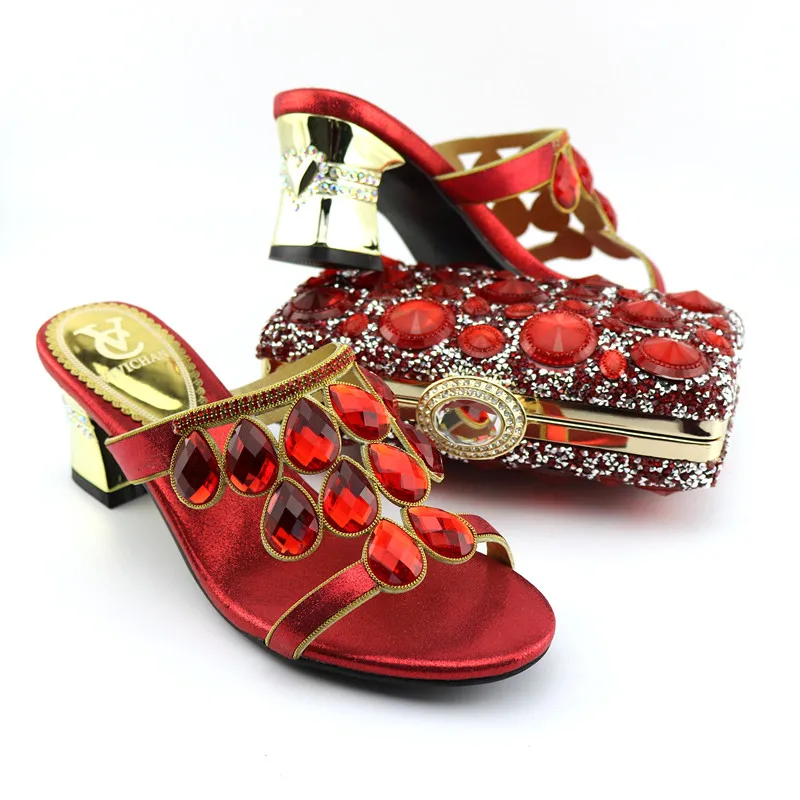 Модный итальянский комплект из туфель и сумочки украшенный стразами Комплект