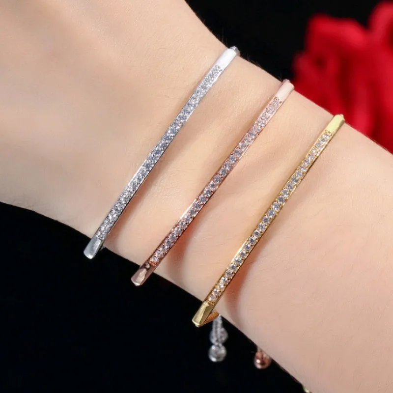 

Simple and Adjustable Single-row Curved Bracelet with Micro-inlaid Zircon
