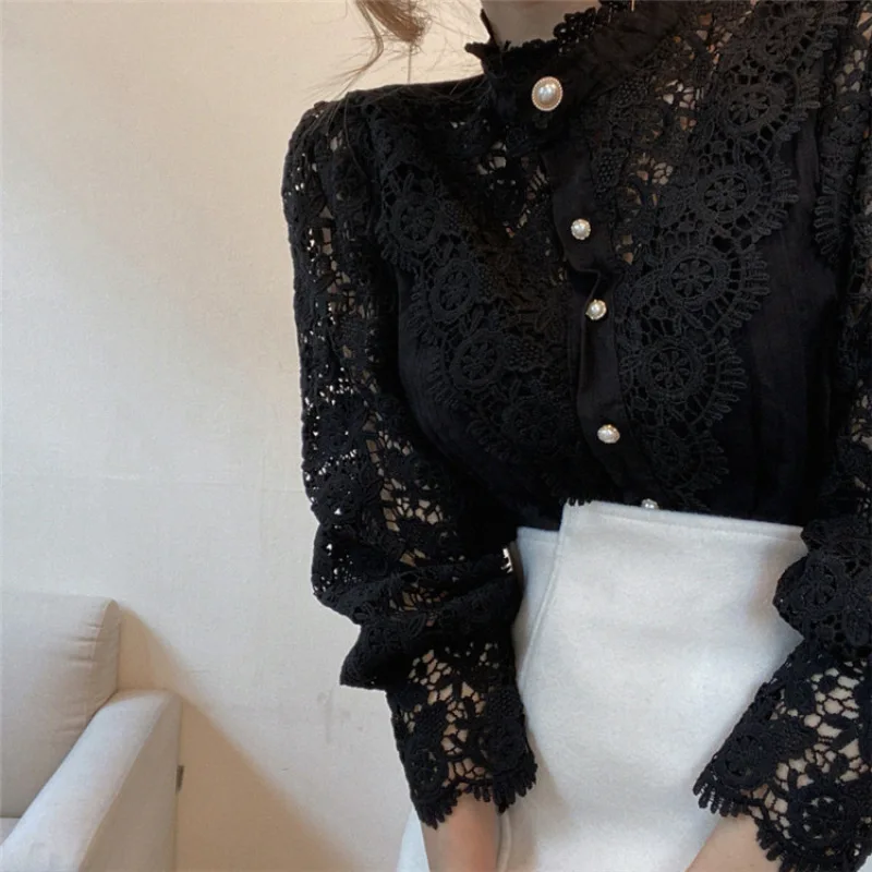 

2021 Summer European and American French Design Sense Age Reduction Palace Style Lace Stitching Button Stand Collar Shirt Women