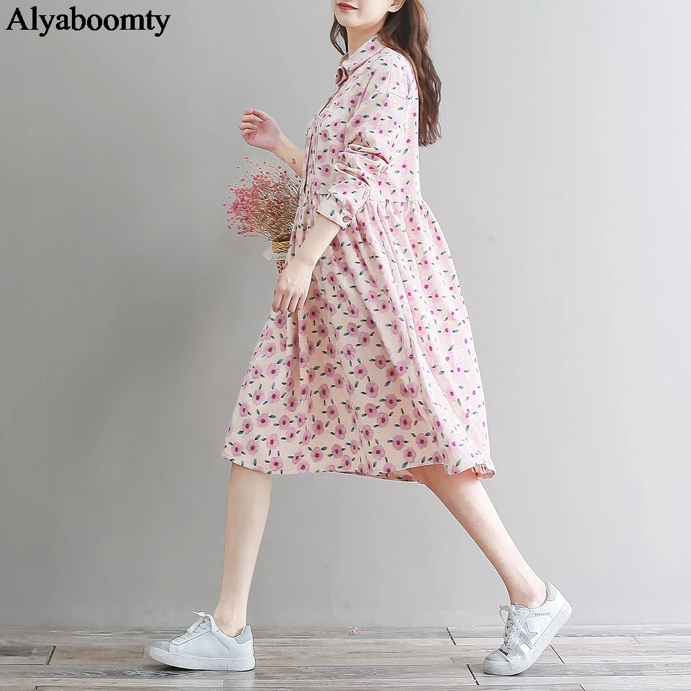 Платье женское вельветовое средней длины с отложным воротником и цветами |