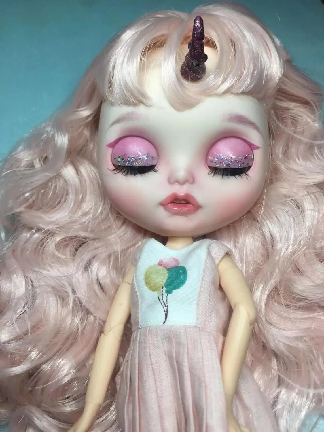 

Pale pink bangs curly hair doll Excluding clothes.