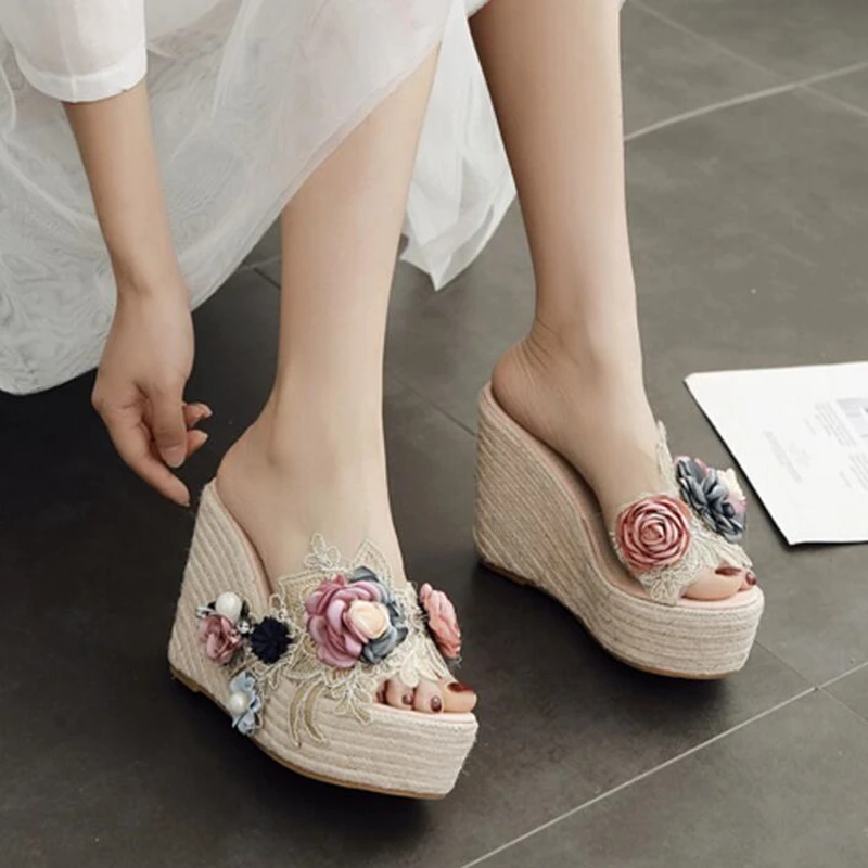 

Женские сандалии на толстой подошве, прозрачные водонепроницаемые шлепанцы на платформе, с жемчугом и цветами, на высоком каблуке, лето 2021