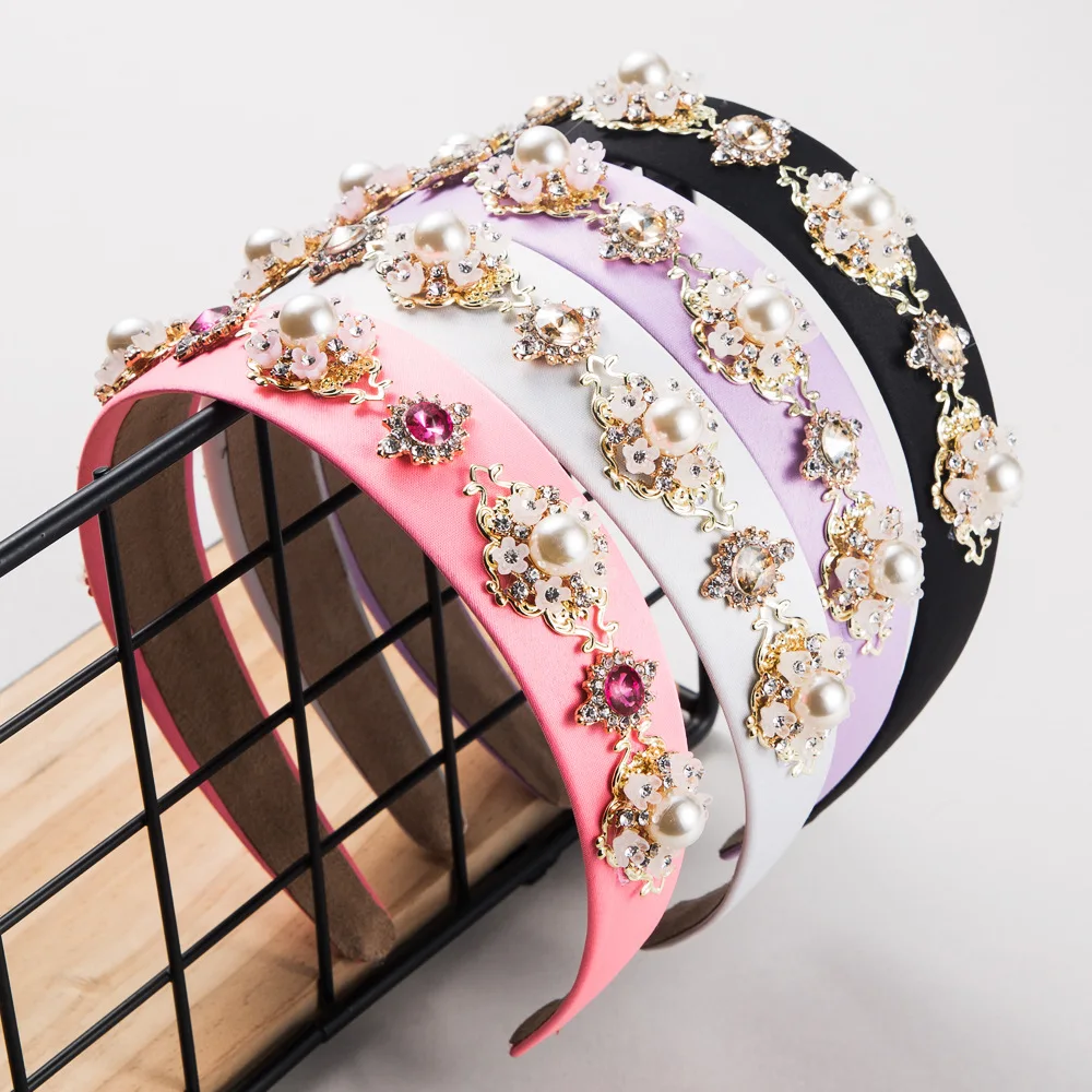 

Luxurious hair accessories, hair accessories with rhinestones are filled with luxurious crystal ribbon for the girl