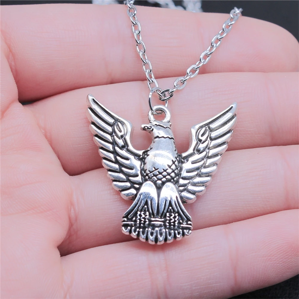 Модное ожерелье в античном стиле серебряного цвета с подвеской виде