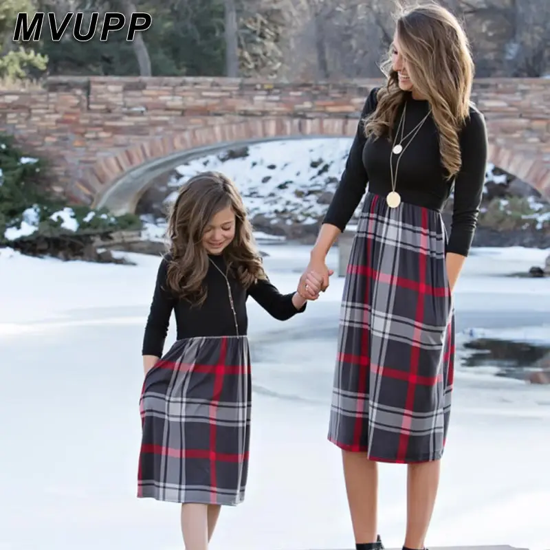 Клетчатые платья для мамы и дочки подходящая одежда семейный образ наряды платье