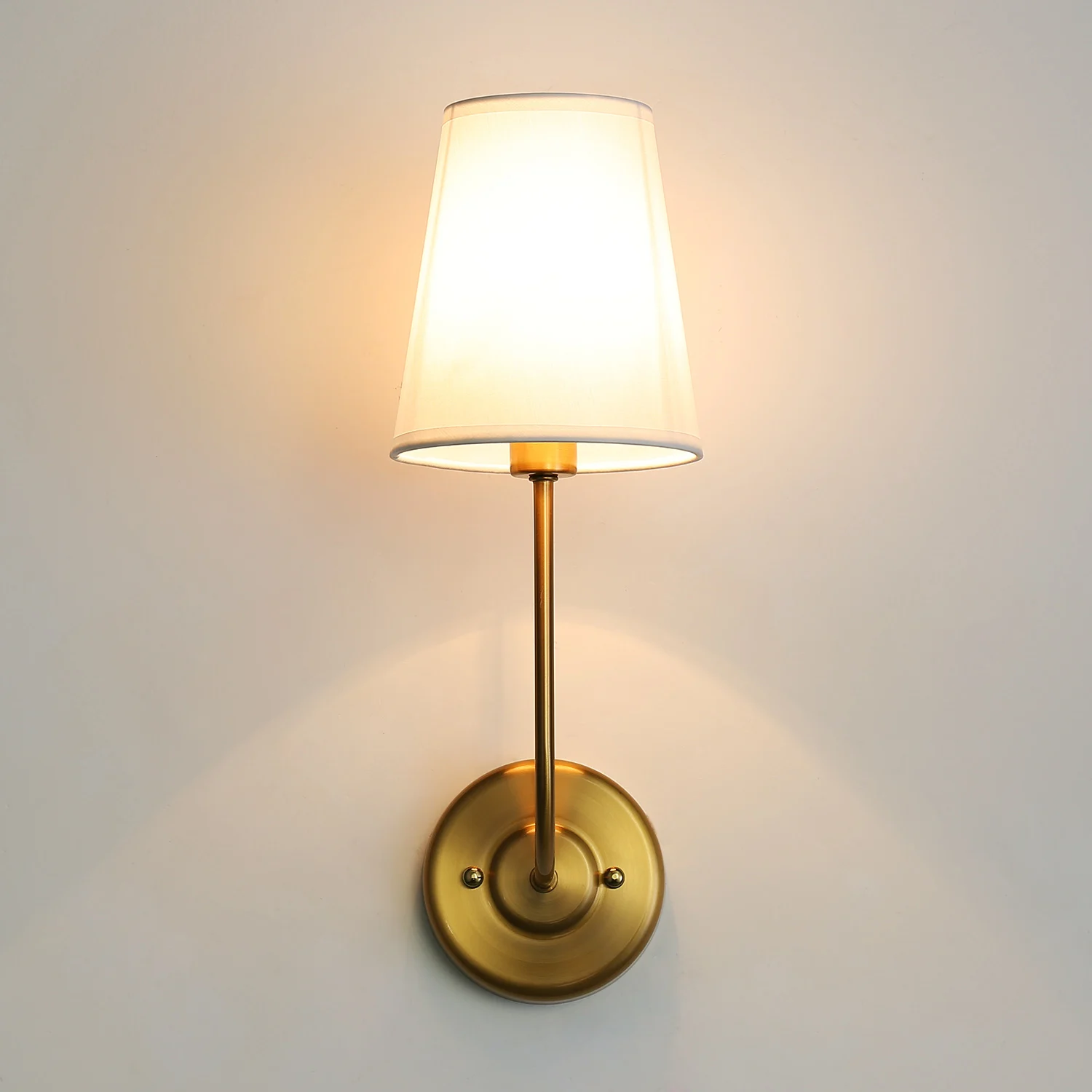Фото Классический настенный светильник с абажуром из белой ткани 1 винтажный для