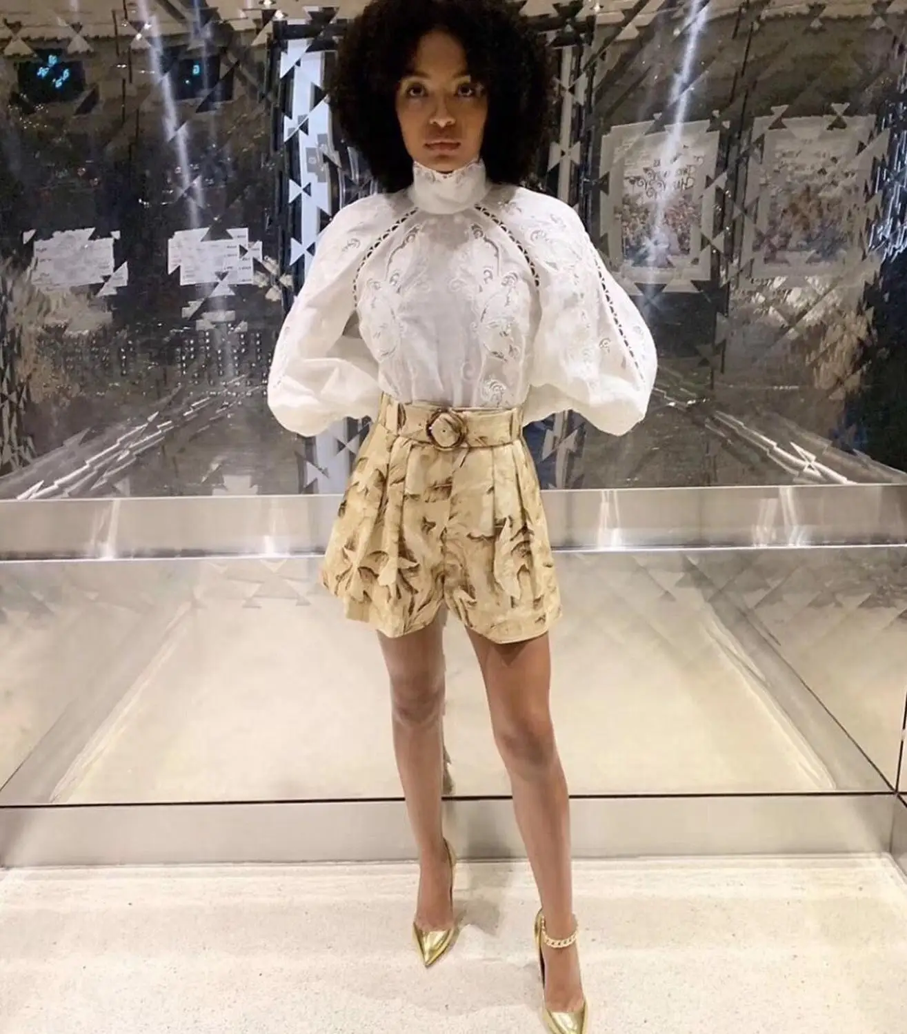 Осень 2019 Новое поступление открытая белая кружевная женская блузка с буфами на