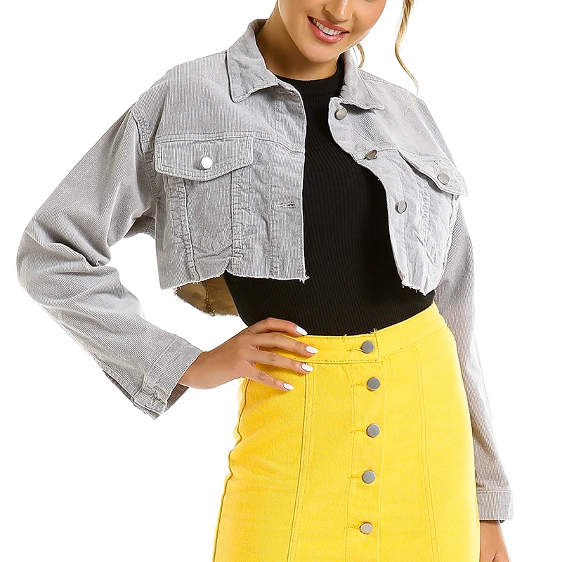 Женская короткая джинсовая куртка укороченная на пуговицах с меховым воротником