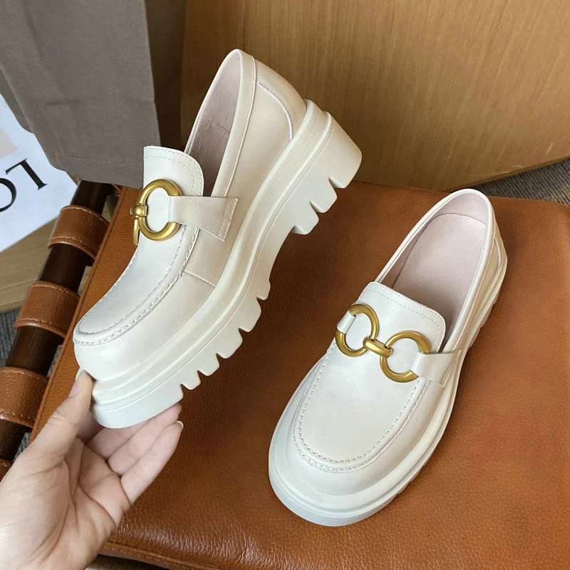 

Лоферы женские с металлической цепочкой, короткая обувь из воловьей кожи, без застежки, с круглым носком, на плоской подошве, ручная работа, ...