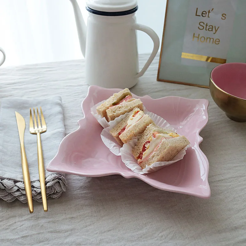 Нестандартная керамическая десертная тарелка розовая бабочка глубокая с