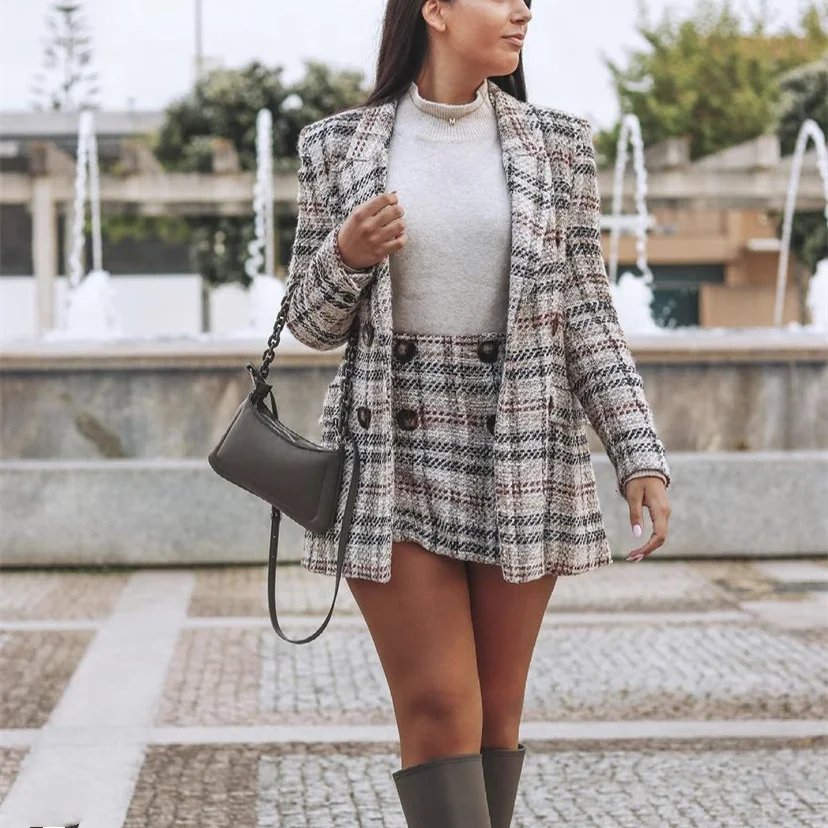 Женский текстурированный костюм бежевый с блейзером твидовый короткой юбкой