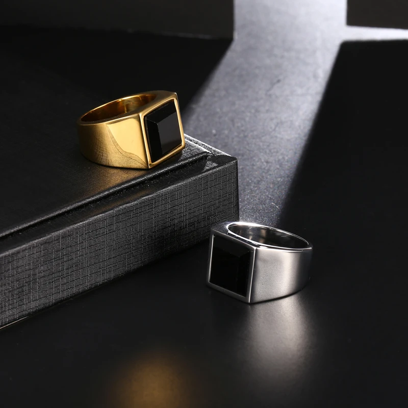 Мужское байкерское кольцо с черным камнем квадратное из нержавеющей стали
