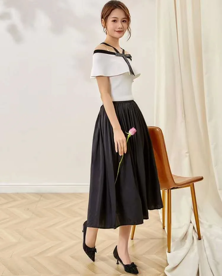 Женский трикотажный костюм с оборками белый топ открытыми плечами и