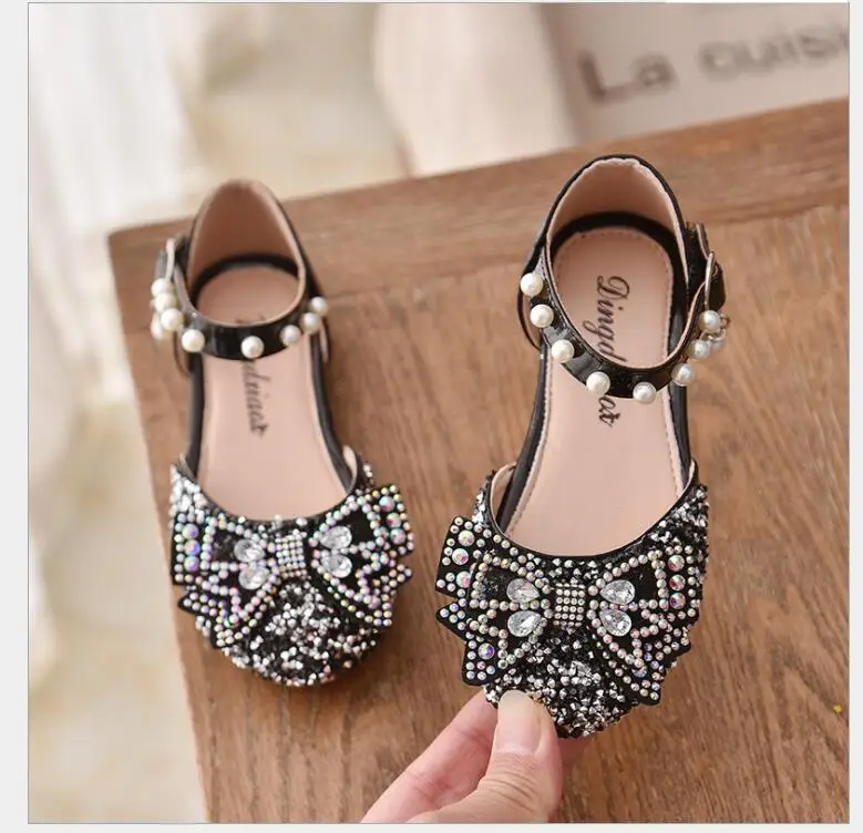 

Модные летние кожаные туфли для девочек на плоской подошве принцессы с блестками и бантом со стразами детская обувь вечерние ринки свадьве...